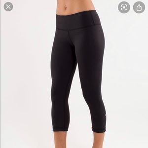 black lululemon cropped leggings